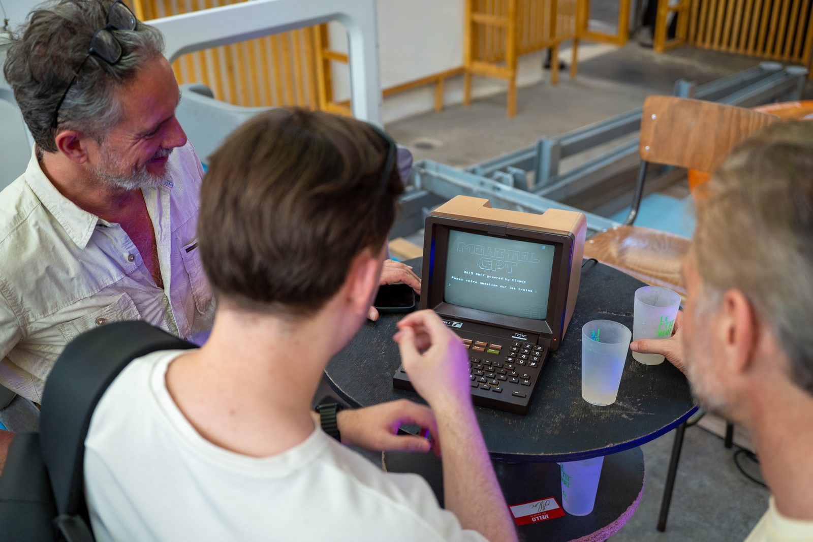 Écran Vidéotex affichant « 3615 SNCF powered by Claude » sur le Minitel personnalisé pour SNCF Voyageurs