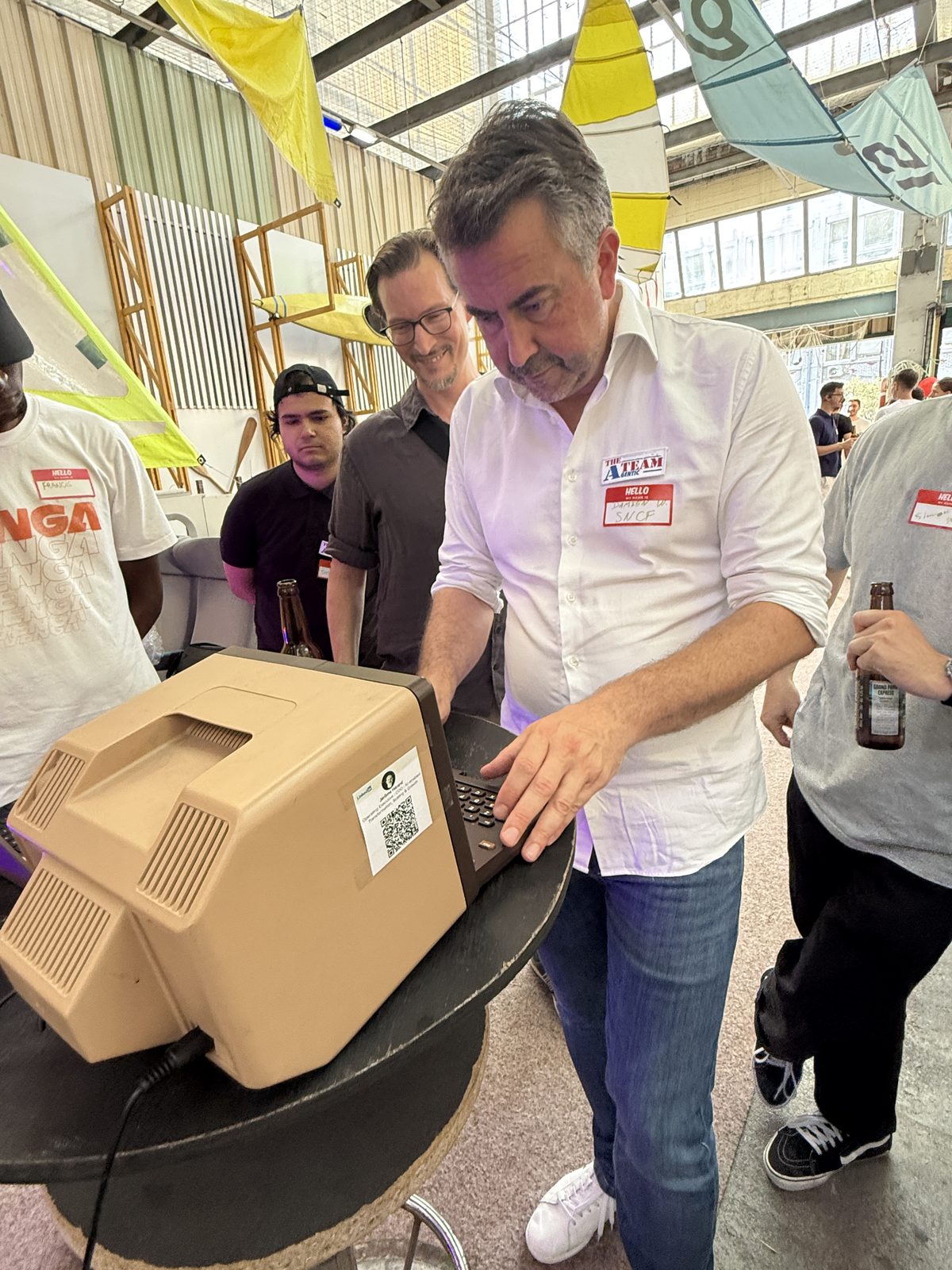 Visiteurs de l'événement SNCF Voyageurs échangeant avec le Minitel IA à Ground Control