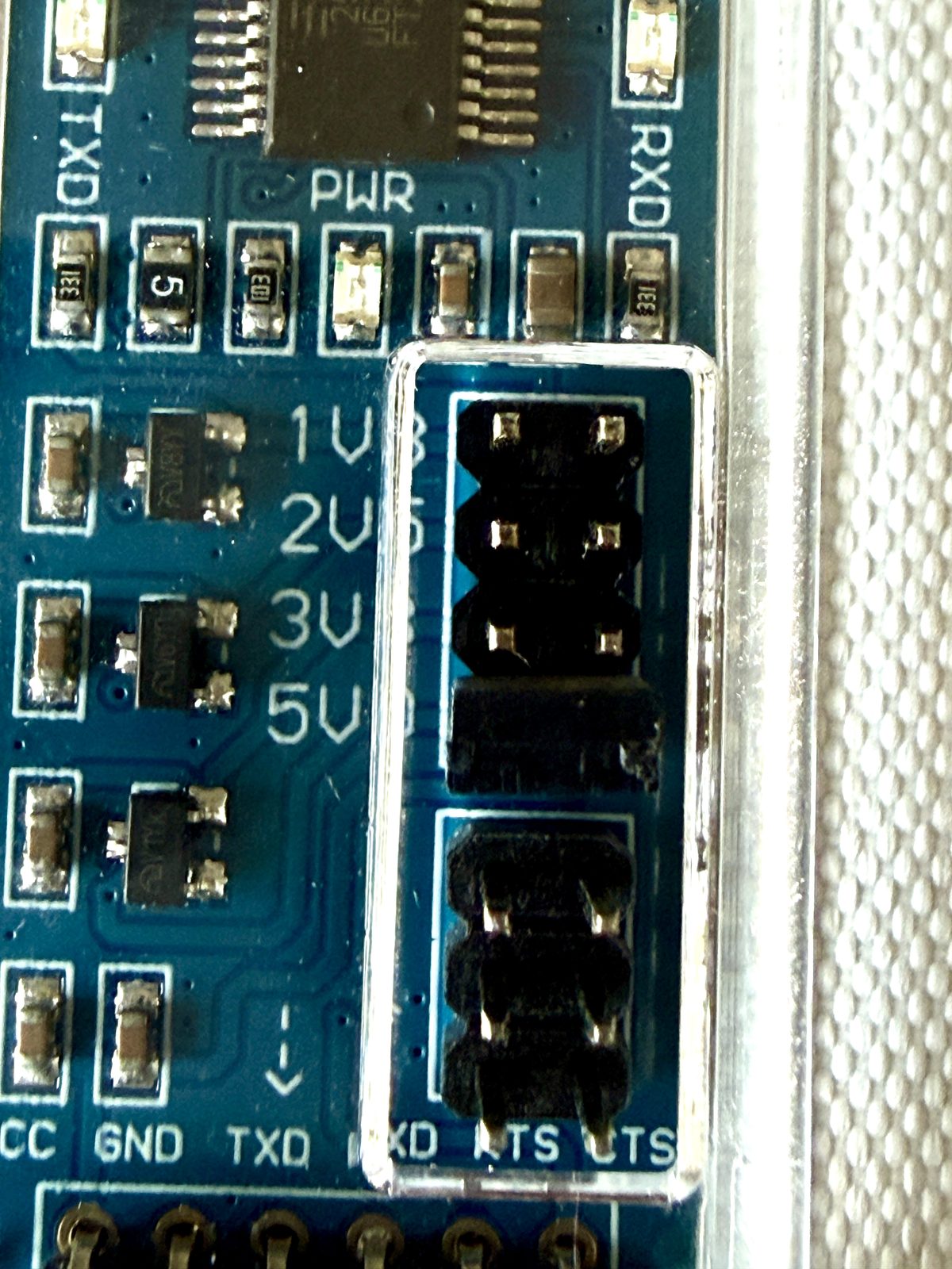 Cavalier de tension du FTDI positionné sur 5 volts