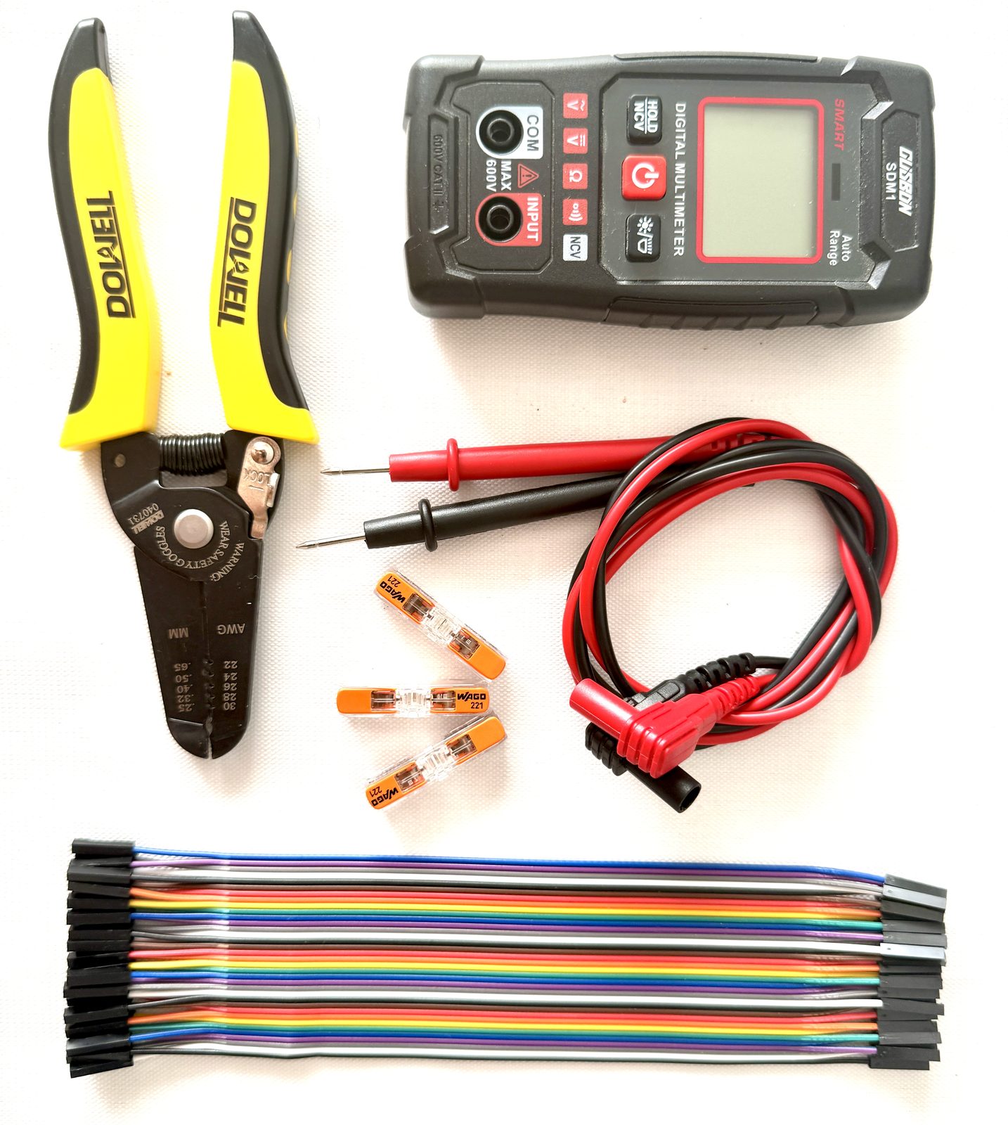 Outils : voltmètre, pince à dénuder, câbles Dupont